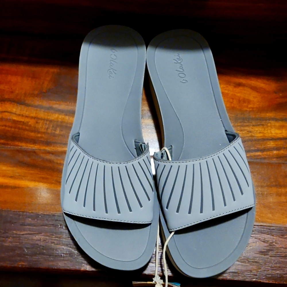 OLUKAI HALUA WOMEN Sz 9 Grey/WHITE Wedge Slide Sandal